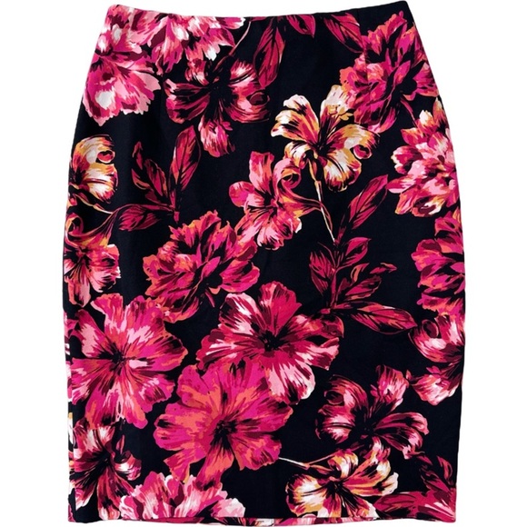 NWOT WHBM Black With red floral print pencil skirt size 4 back zipper lined - Picture 1 of 13